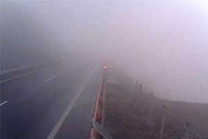 冬日駕車出行遇到團(tuán)霧怎么辦？學(xué)會(huì)這7招或許能保命！
