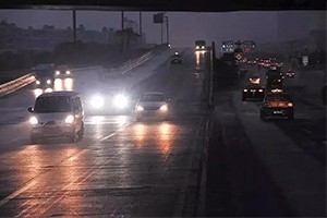 夜間開(kāi)車?yán)纤緳C(jī)都懂：走灰不走白，見(jiàn)黑停下來(lái)！