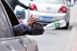 開車時這個小動作要當心！雖然不起眼但后果很嚴重！